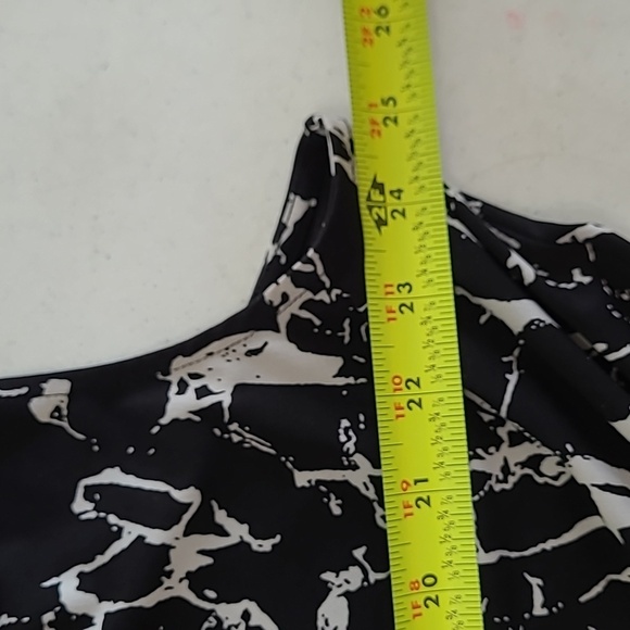 Calvin Klein jumpsuit featuring a black and white abstract pattern size 1X - Picture 7 of 10